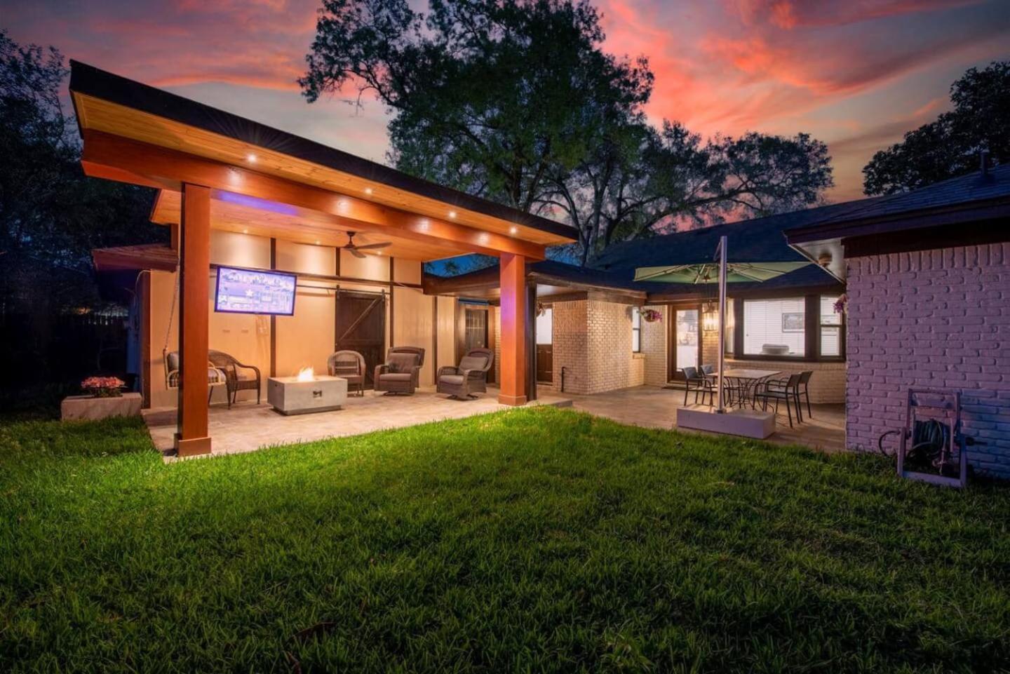 Western Oaks Retreat Houston Exterior photo