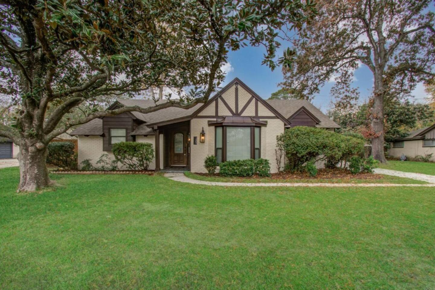 Western Oaks Retreat Houston Exterior photo
